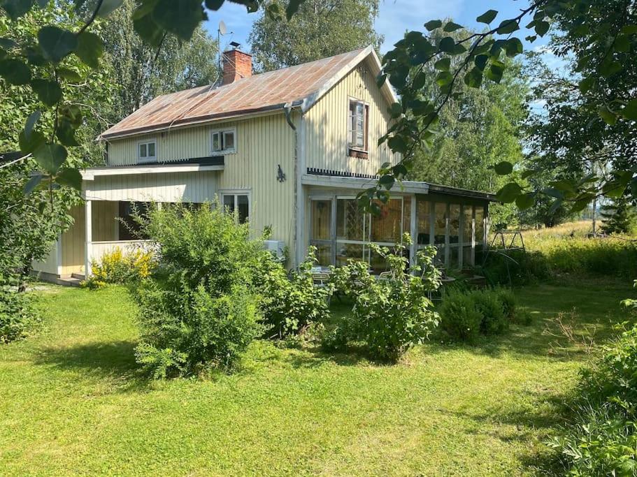 ein altes Haus mitten im Garten in der Unterkunft Hus nära Hallstaberget in Sollefteå