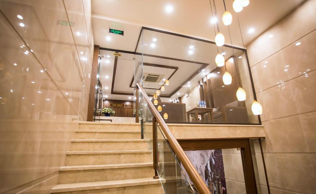una escalera en un edificio con espejo en HOTEL Blue Rose, en Hai Phong