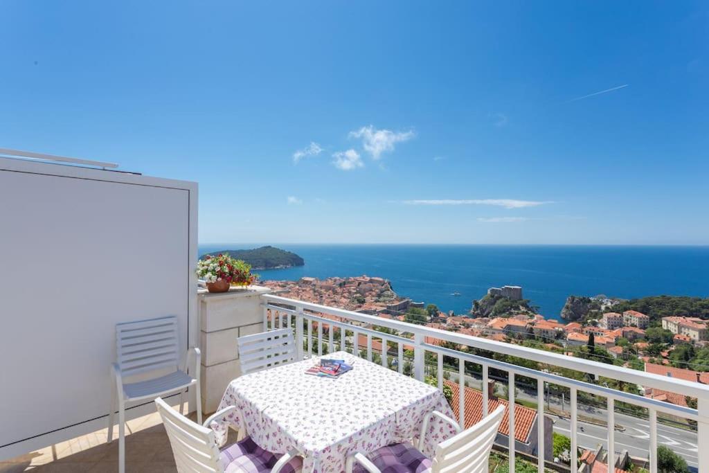 een balkon met een tafel en stoelen en de oceaan bij Romantic Ap,with amazing view in Dubrovnik