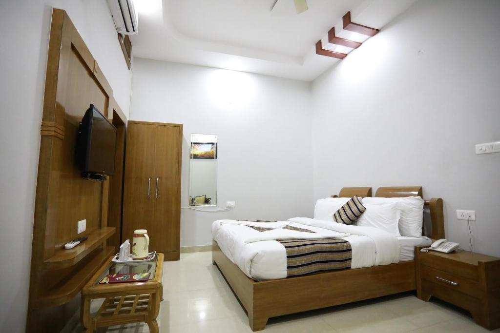 Postel nebo postele na pokoji v ubytování Hotel Krishna Ji