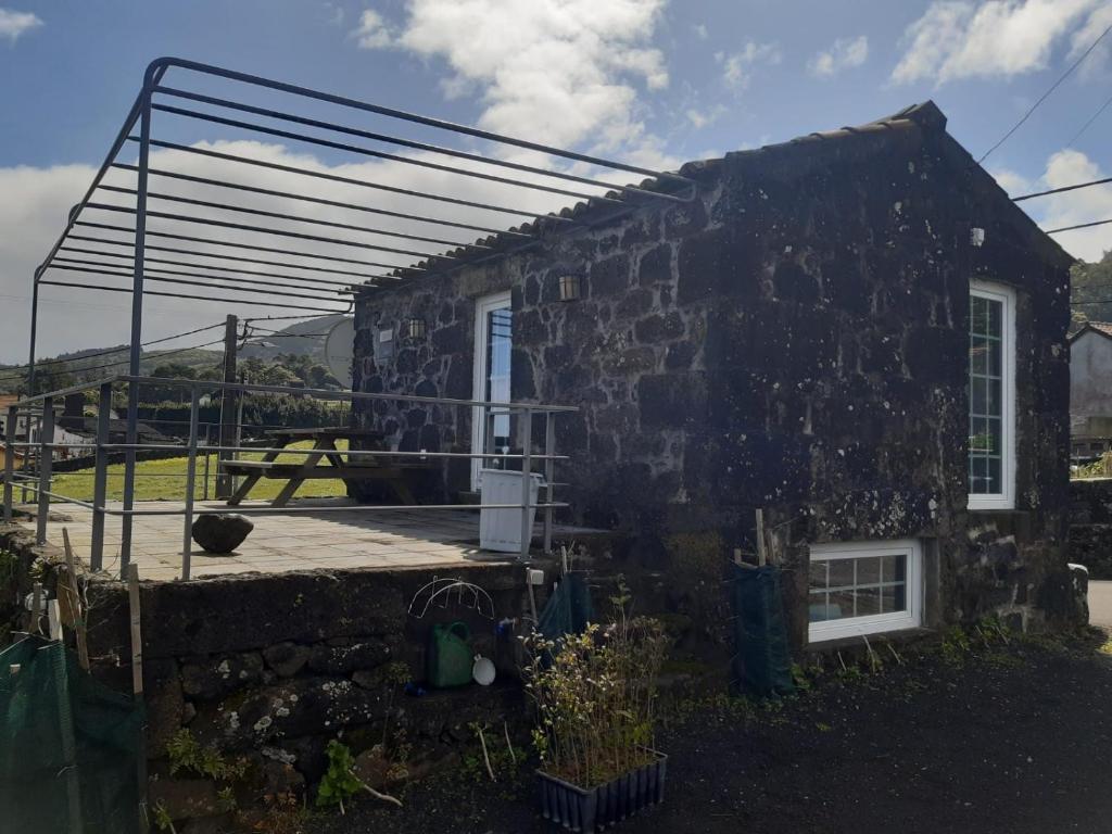 ein Steinhaus mit einem Seitentor in der Unterkunft Quinta da Atafona in Ribeirinha