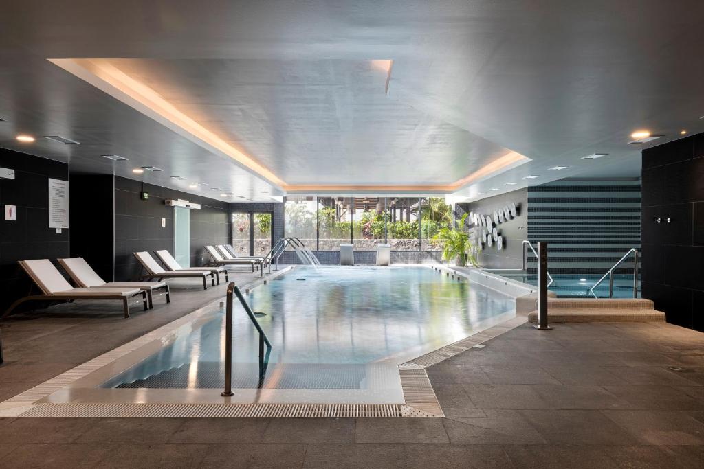 Bazén v ubytovaní Gran Melia Palacio de Isora Resort & Spa alebo v jeho blízkosti