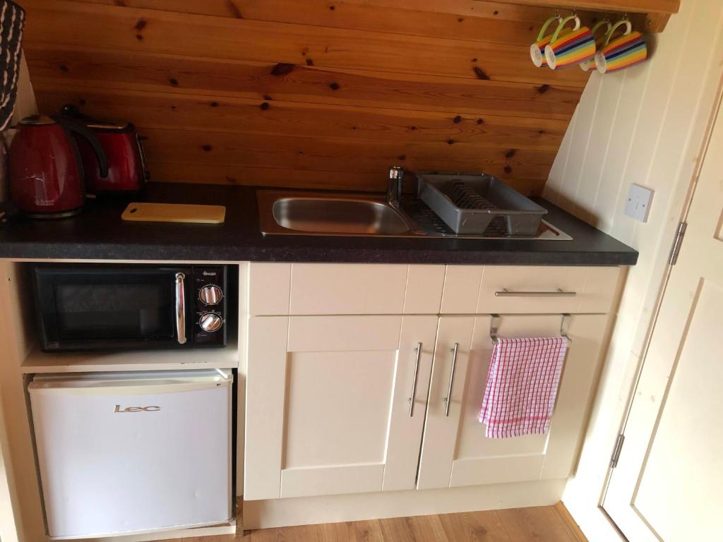 Una cocina o cocineta en The Rainbow POD