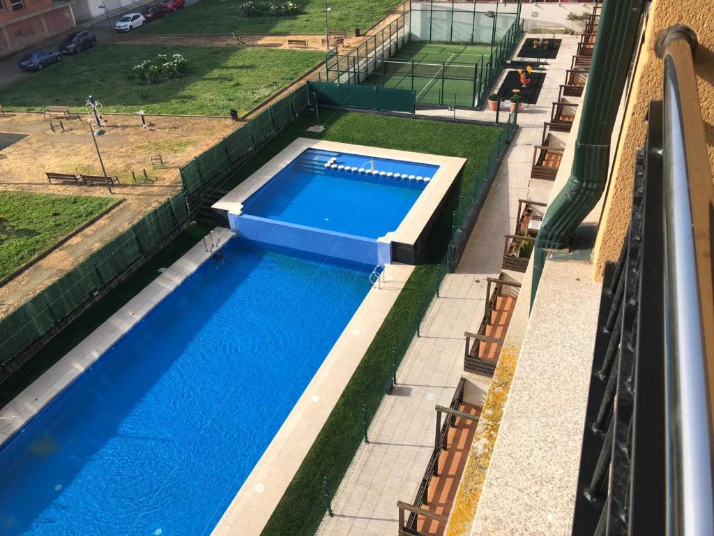 een uitzicht over een zwembad op een gebouw bij Apartamento para 6 personas con piscina y paddle in Foz