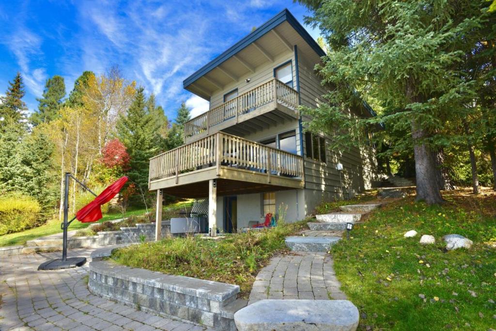 Classic McCall Lake House by Casago McCall Donerightmanagement