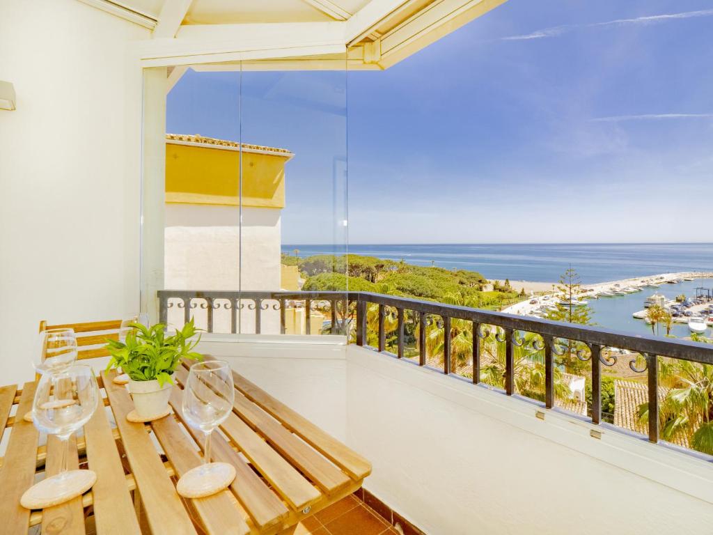 Un balcón o terraza de Cubo's Penthouse Cabopino Port Marbella & Parking