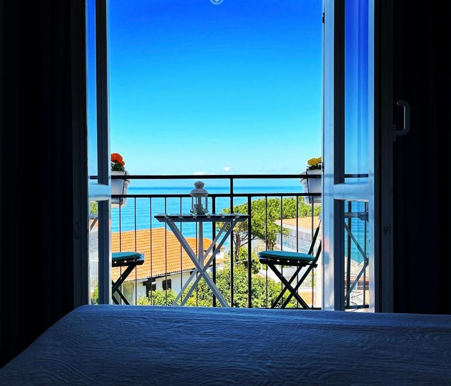 um quarto com vista para o oceano a partir de uma varanda em Blue sea b&b em Castellabate