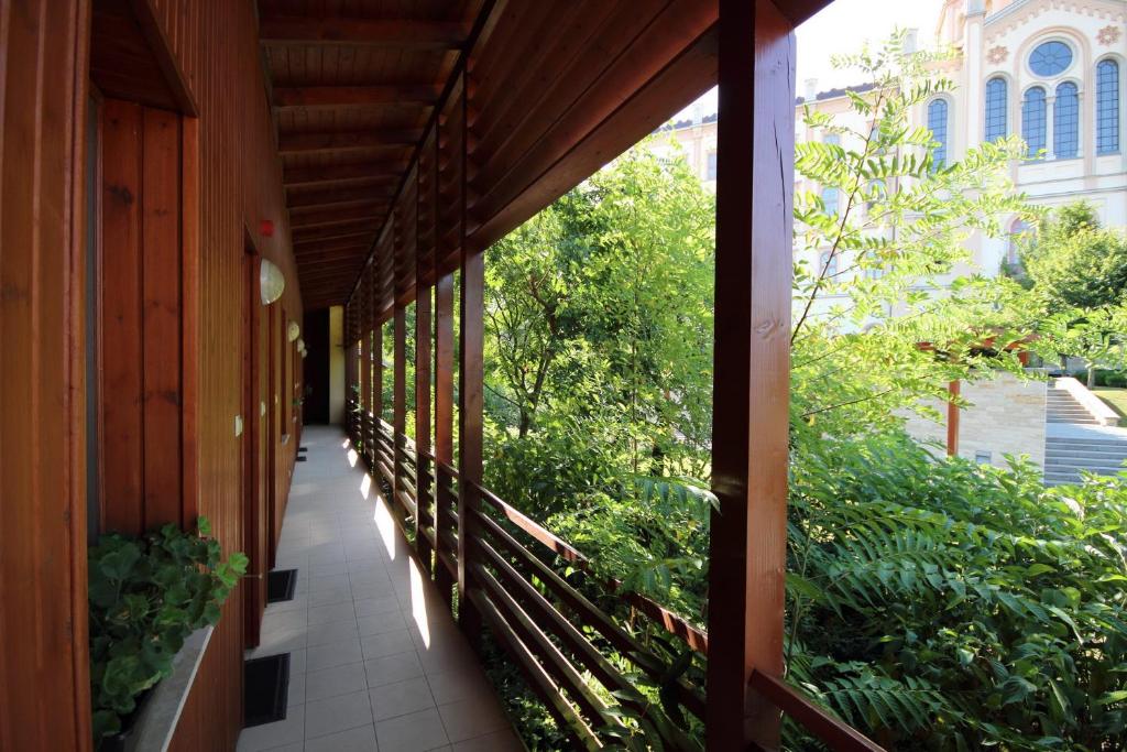 Κήπος έξω από το Hotel Adalbert Szent György Ház