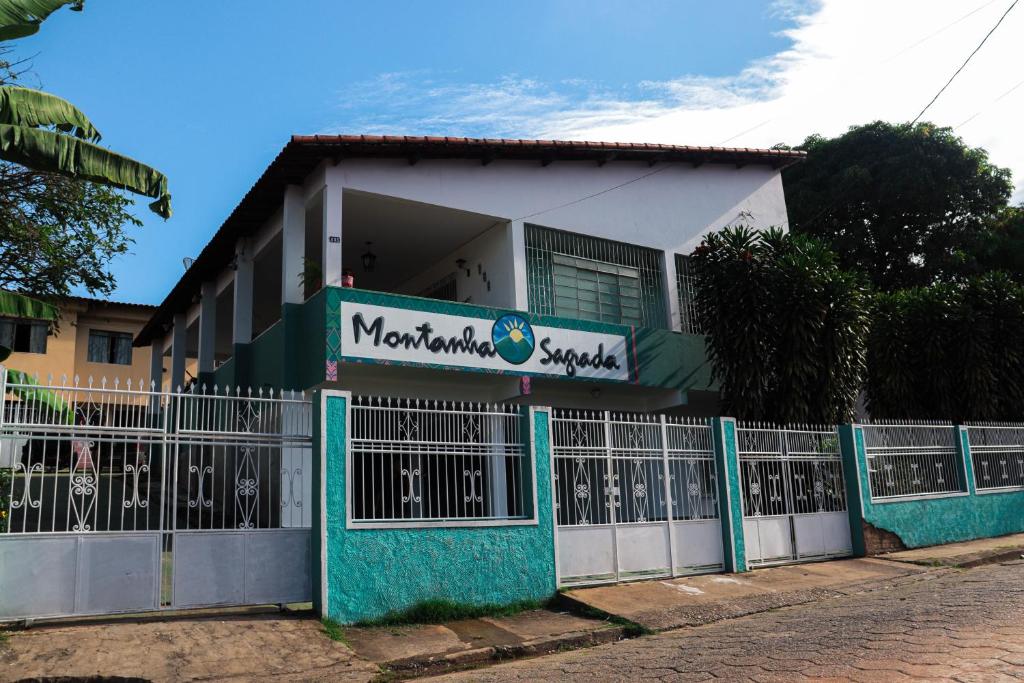 Pousada Montanha Sagrada في ساو لورينسو: مبنى امامه بوابة