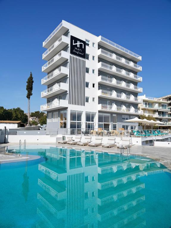 Bazén v ubytování NLH Mati Seafront - Neighborhood Lifestyle Hotels nebo v jeho okolí