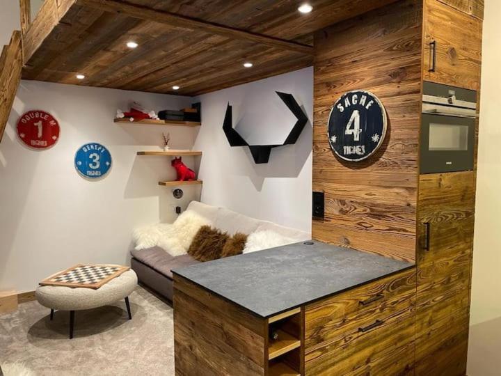 une chambre avec un canapé et un réveil sur le mur dans l'établissement Tignes 2100, tout confort, à Tignes