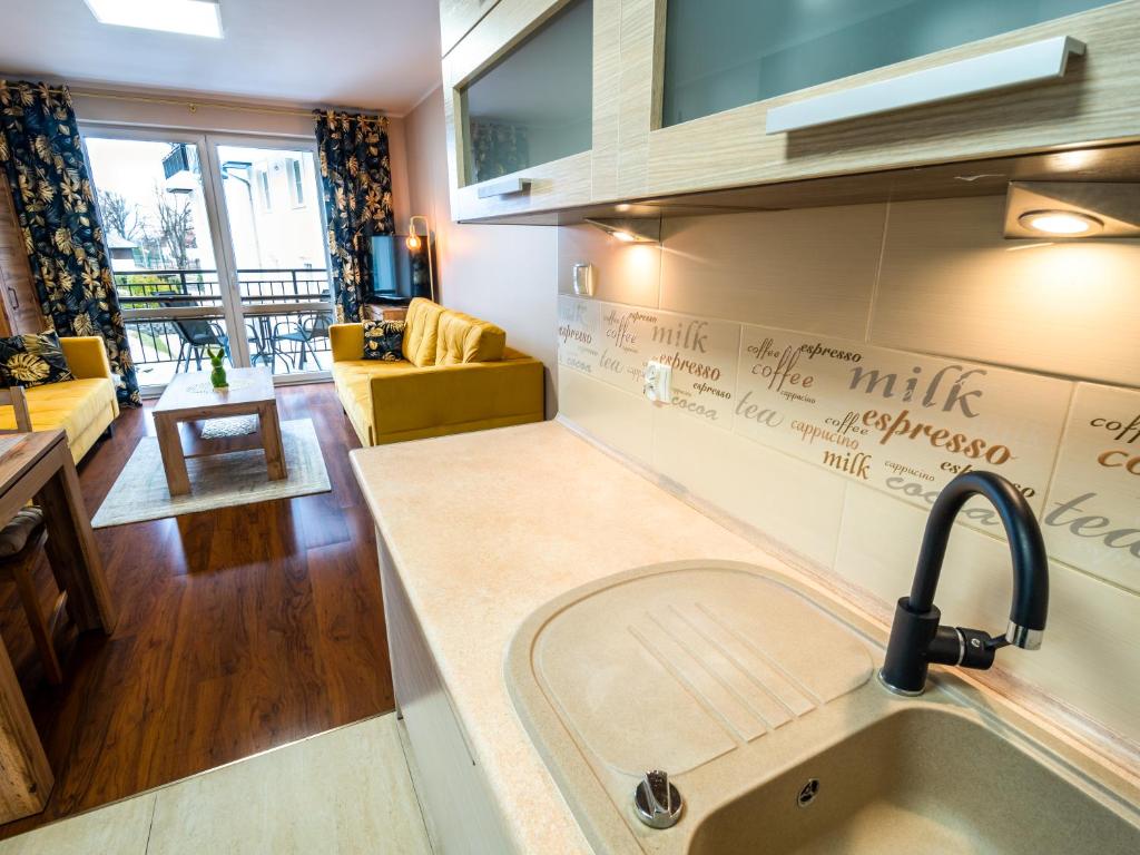 Kuchyňa alebo kuchynka v ubytovaní Markowe Apartamenty Złoty Park