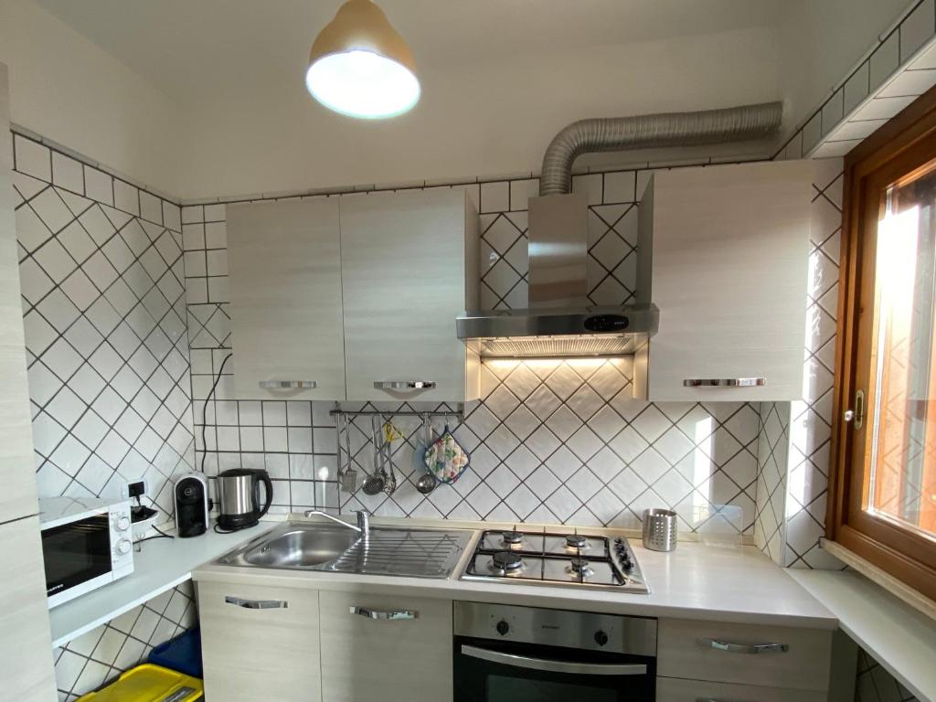 Kuchnia lub aneks kuchenny w obiekcie Ganimede Apartament