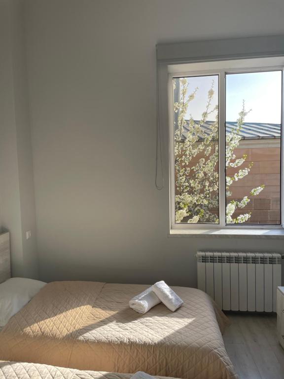 Postel nebo postele na pokoji v ubytování Kvara's House