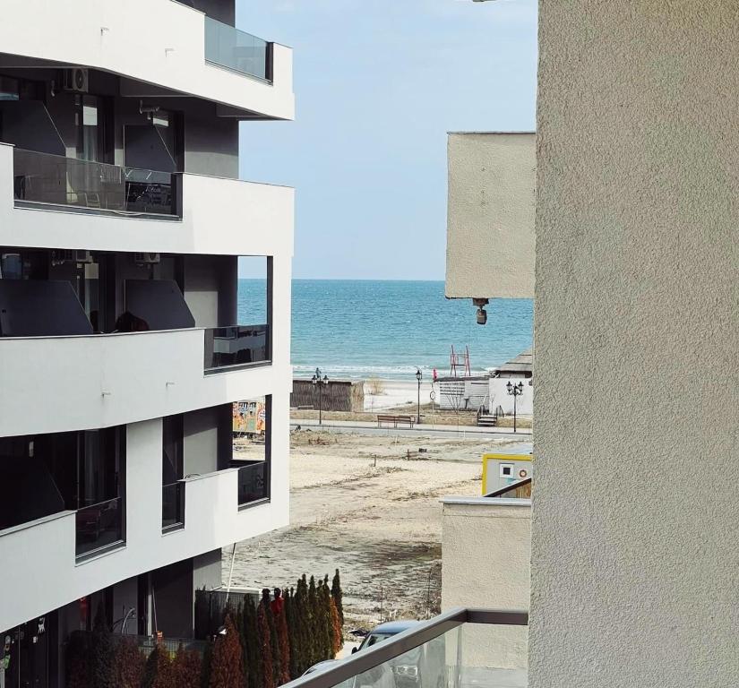 uitzicht op het strand vanaf het balkon van een gebouw bij Eqinox apartments in Mamaia Nord – Năvodari