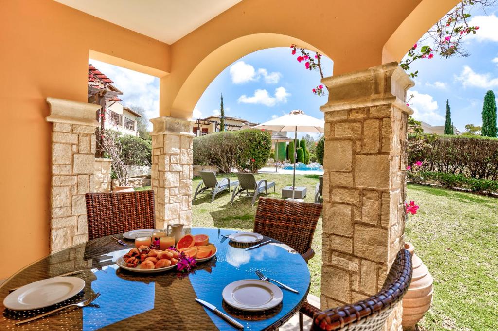 eine Terrasse mit einem Tisch und einer Obstschale in der Unterkunft 2 bedroom Apartment Asulon with communal pools, Aphrodite Hills Resort in Kouklia