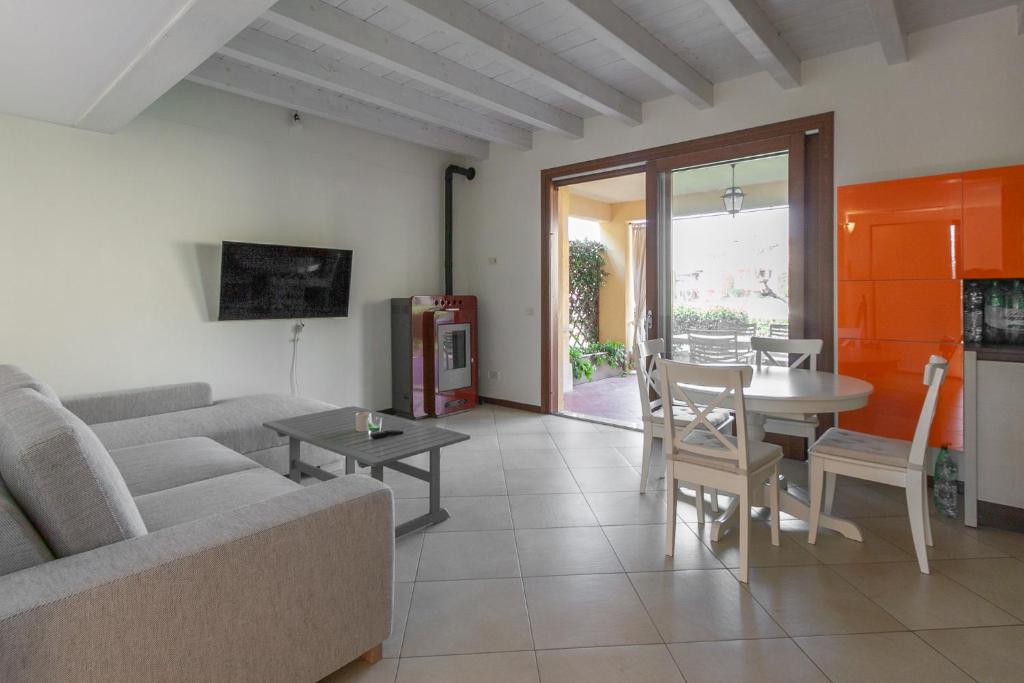 A television and/or entertainment centre at Lugana Resort & Sporting Club