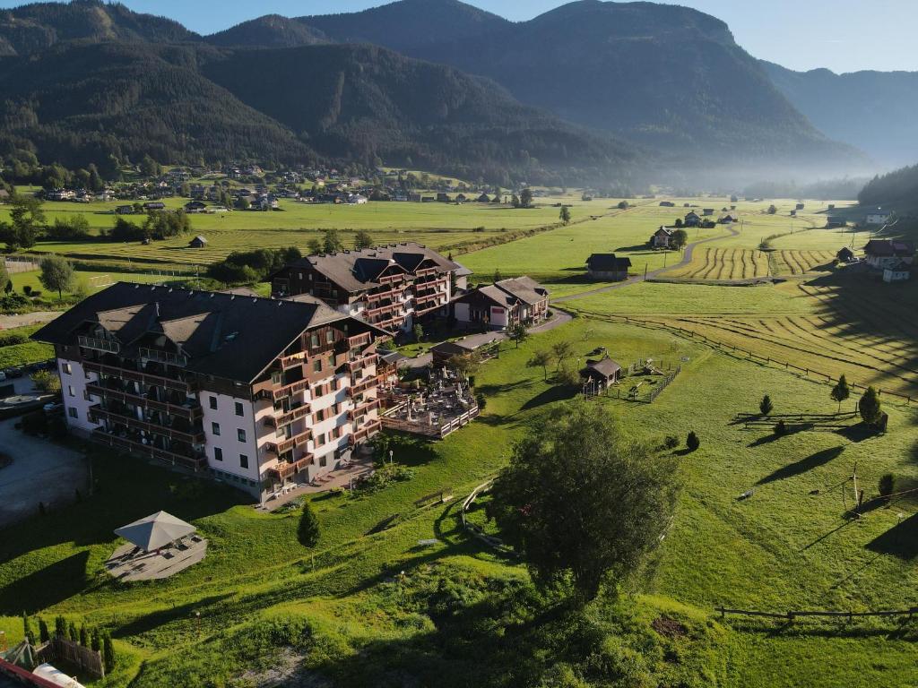 uma vista aérea de uma aldeia num campo verde em Vitalhotel Gosau em Gosau