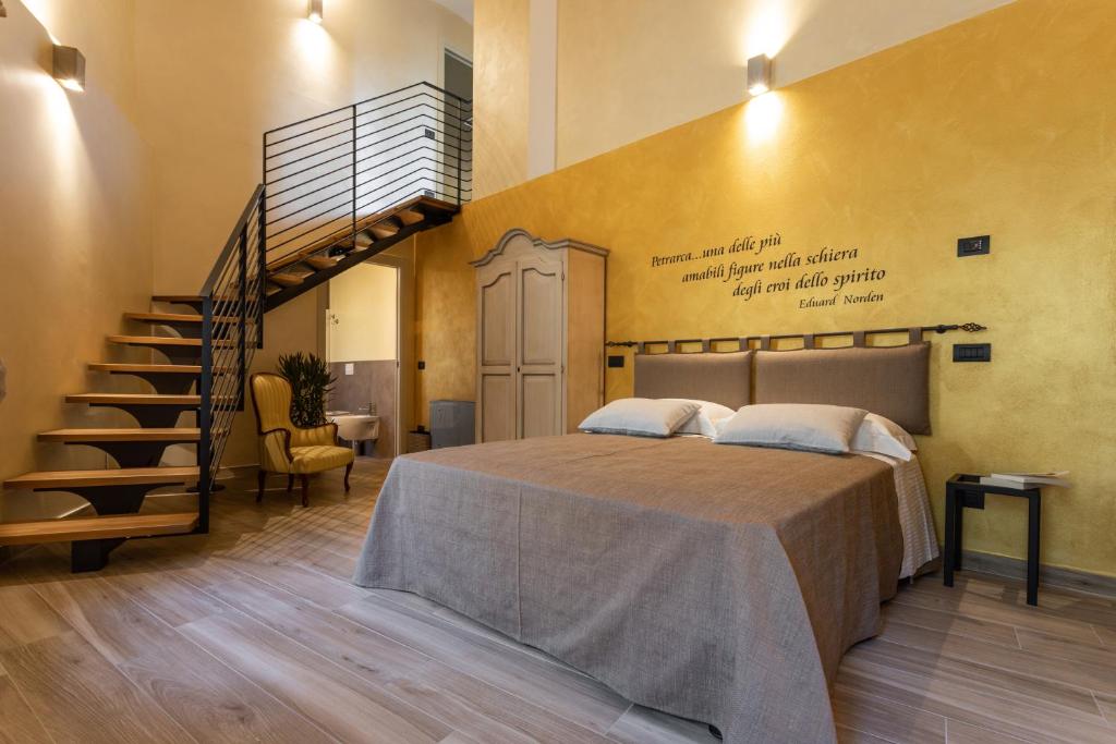 Postel nebo postele na pokoji v ubytování Borgo Petrarca