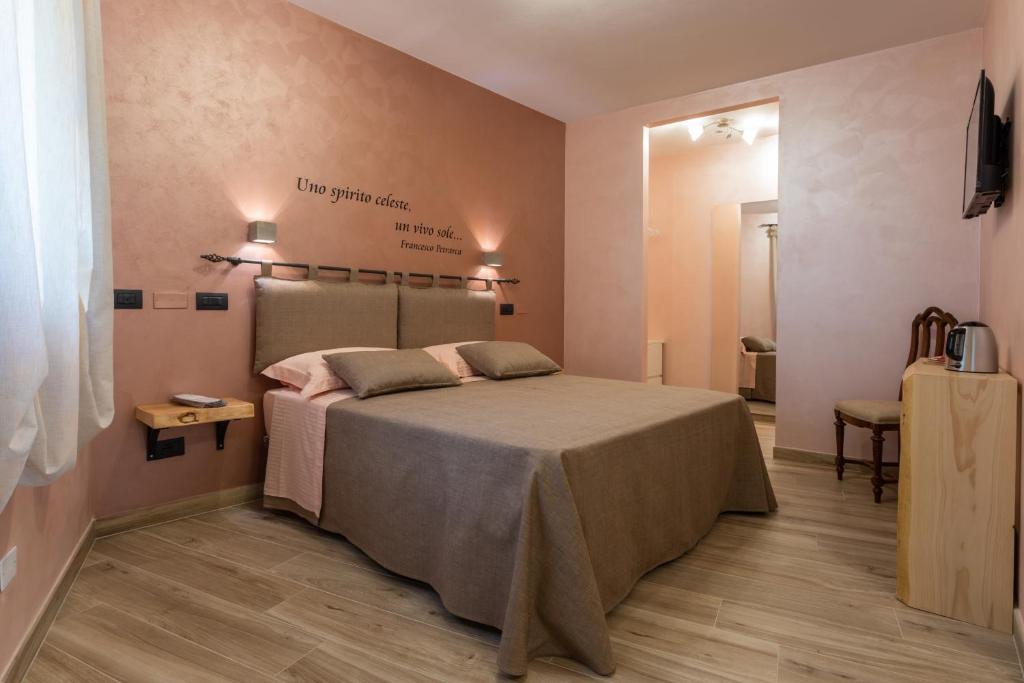 Postel nebo postele na pokoji v ubytování Borgo Petrarca