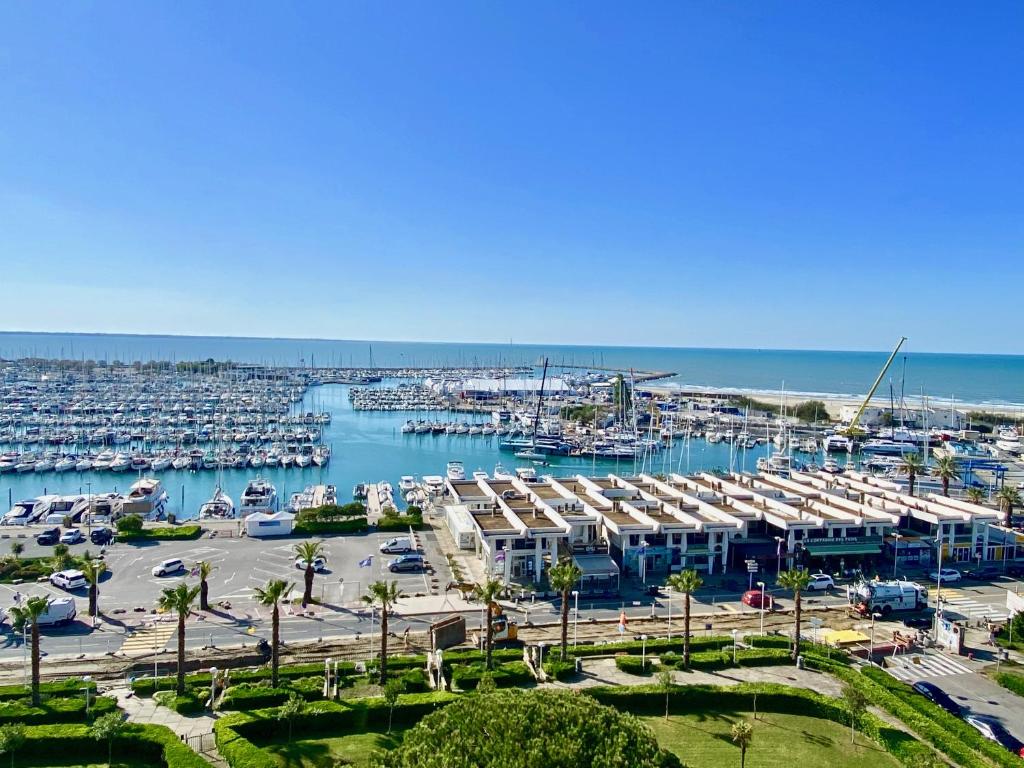 - une vue aérienne sur un port de plaisance avec des bateaux dans l'établissement LA SUITE - La Grande Motte P2 Avec Vue Panoramique, clim, WIFI, à La Grande Motte