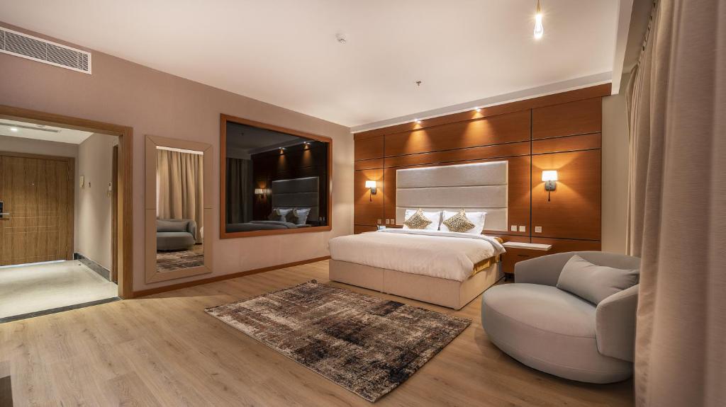 una camera d'albergo con letto e divano di فندق فلافور Flavor Hotel a Medina