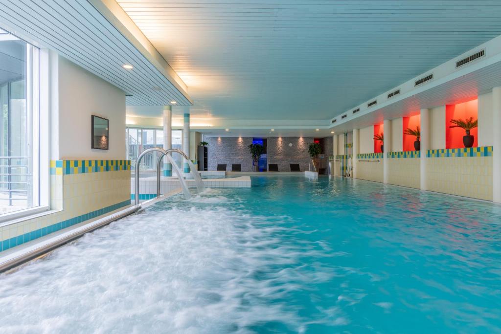 Bazén v ubytování Hotel Victoria Lauberhorn Wengen, a Faern Collection Hotel nebo v jeho okolí