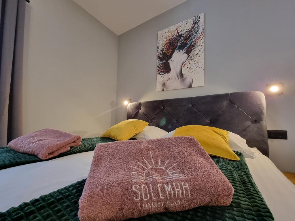 Postel nebo postele na pokoji v ubytování Solemar Luxury Rooms Free Parking