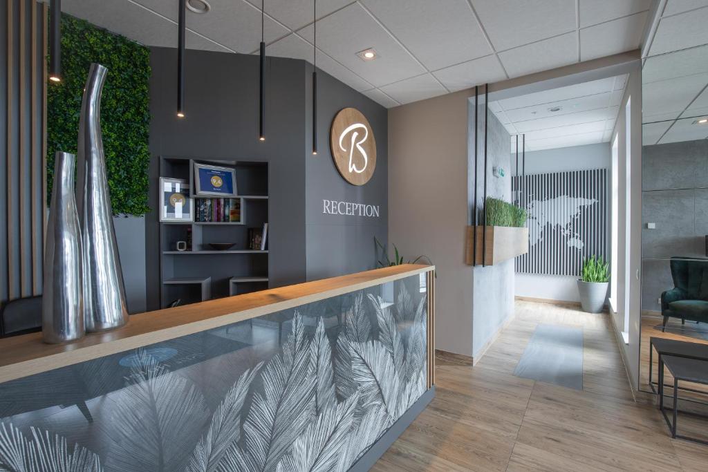 an office lobby with a reception desk and a reception counter at Blu Residence in Zielona Góra