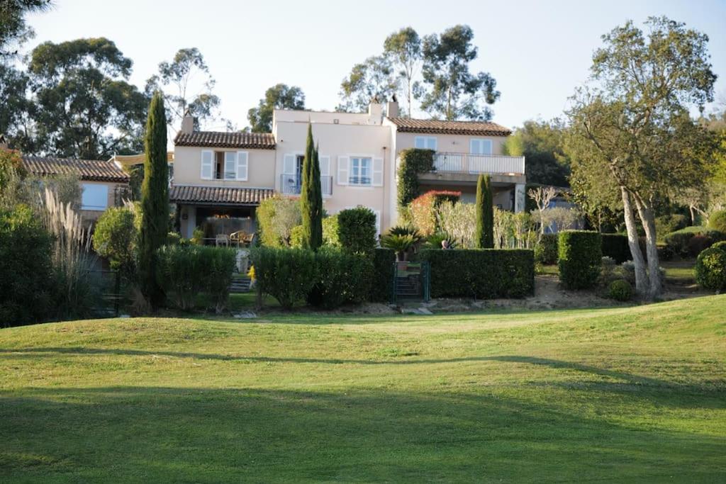 聖特羅佩的住宿－Charmantes Haus im Golf Club Saint Tropez，前面有一座绿色庭院的房子