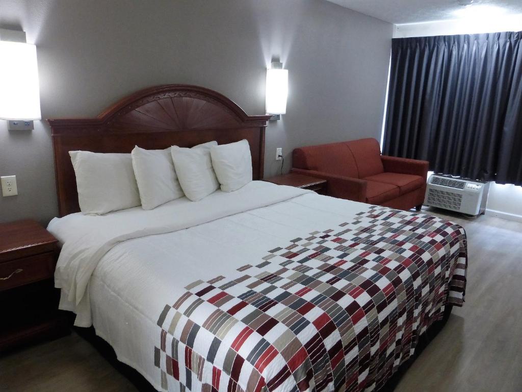 Red Roof Inn Walton, KY - Richwood - Cincinnati Airport South - Superior King Room Disability Access Non-Smoking