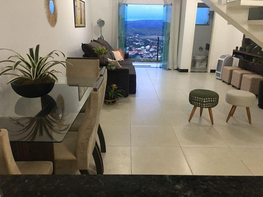 a living room with a couch and a table at Apartamento Mirante de Escarpas 1703 in Capitólio