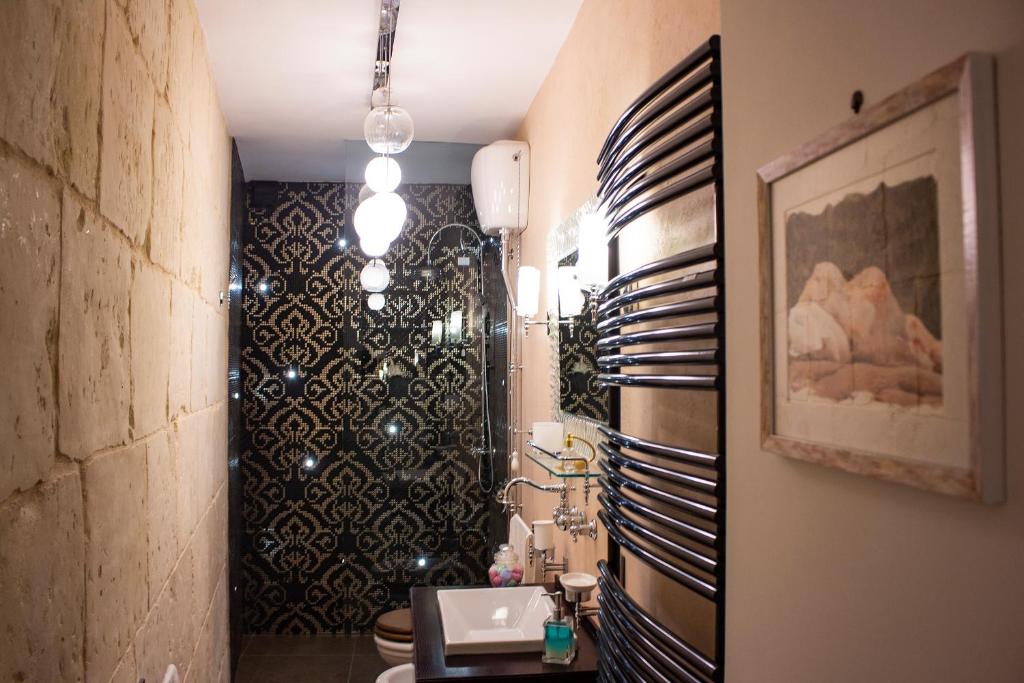 Łazienka z czarno-białą ścianą w obiekcie Amata Casa w mieście Muro Leccese