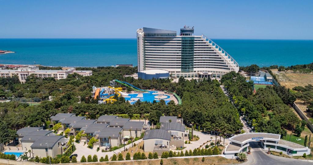una vista aérea de un complejo con un parque acuático en Bilgah Beach Hotel en Bakú