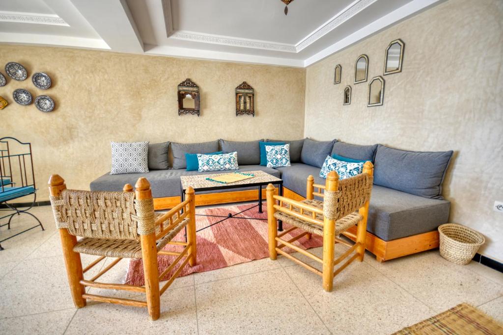 salon z kanapą, stołem i krzesłami w obiekcie Ayour - Ocean by Coralia - 6 Px w mieście Agadir
