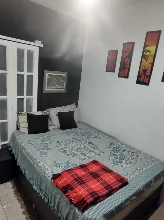 a bedroom with a bed with a blanket on it at Serra Negra - Melhor localização da cidade in Serra Negra