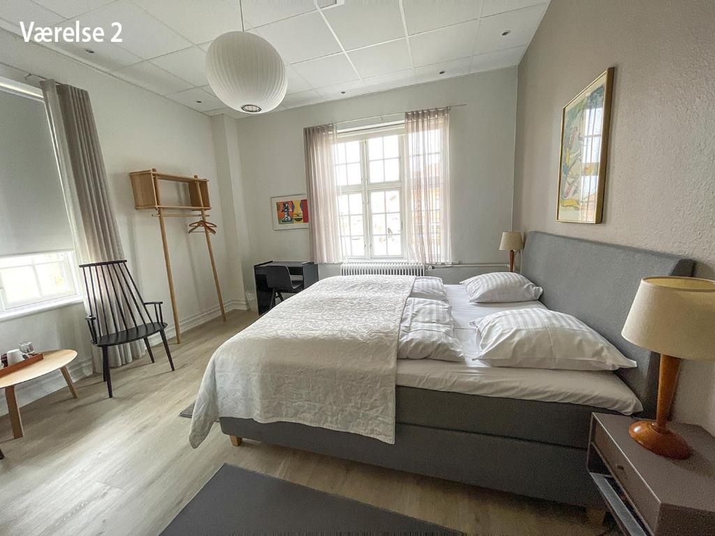 Säng eller sängar i ett rum på Hotel Højslev Kro