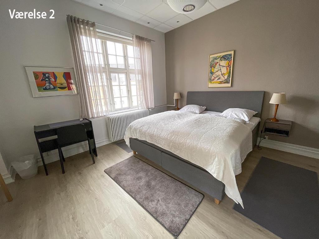 Postel nebo postele na pokoji v ubytování Hotel Højslev Kro