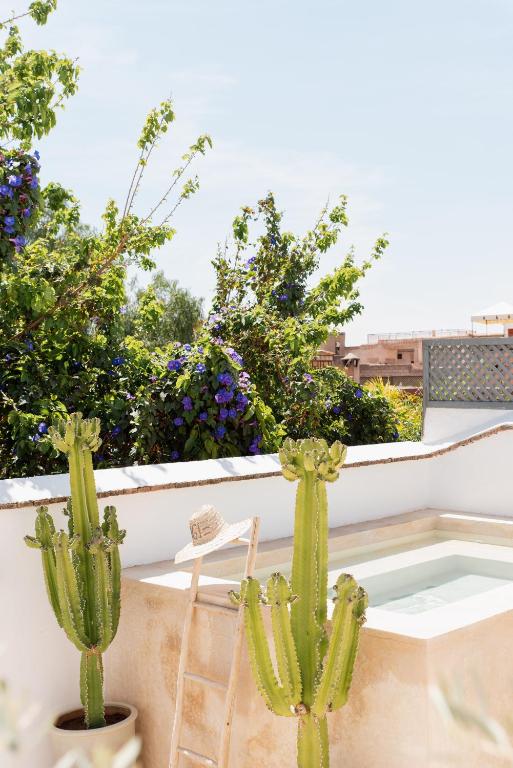 Un balcón o terraza en RIAD MAGIE Boutique Hotel