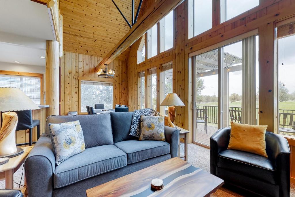 uma sala de estar com um sofá azul e cadeiras em Explorer's Roost em Redmond