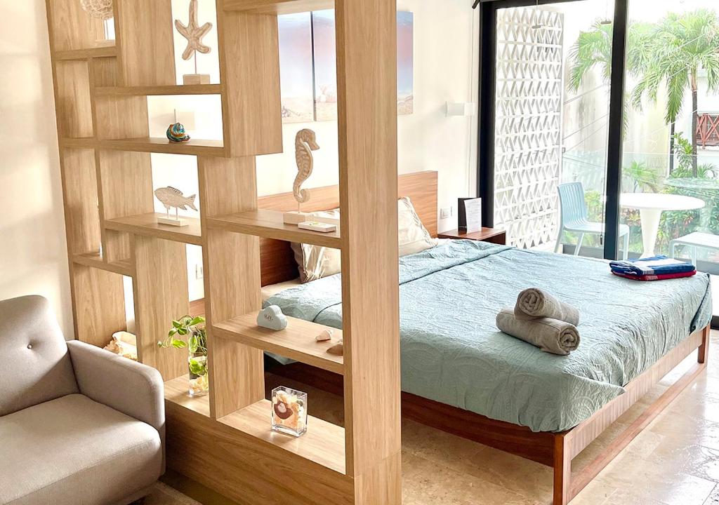 Postel nebo postele na pokoji v ubytování Delightful luxury Condo Studio in Downtown heart P06