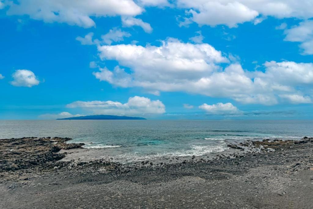 uma vista para o oceano a partir da praia em Ocean View Suite with beach private access em Puerto de Santiago
