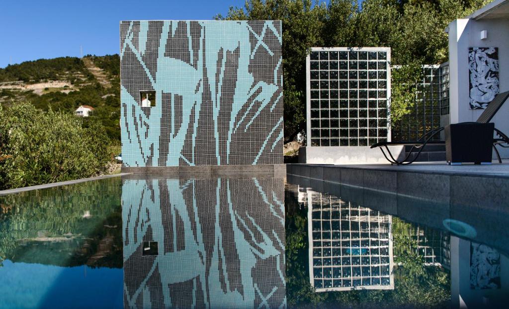 Bazén v ubytování Mala Mara Design Villa Vis nebo v jeho okolí