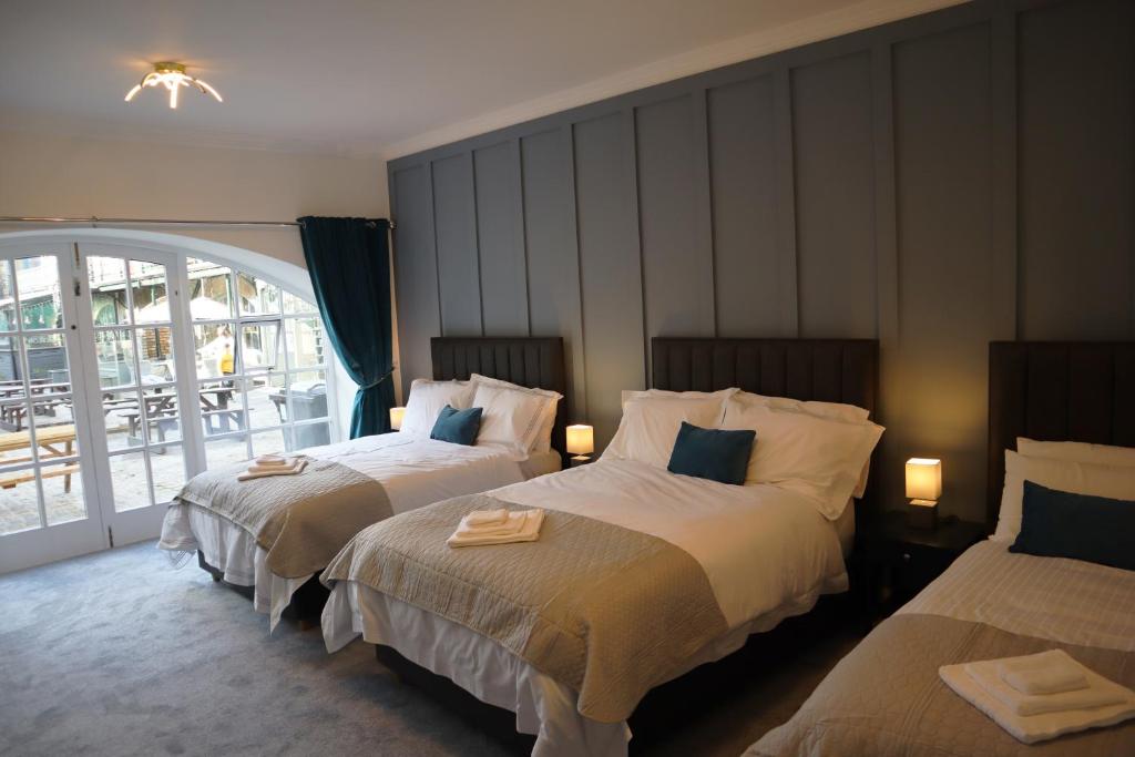 Pokój hotelowy z 2 łóżkami i balkonem w obiekcie The Lodge Ballina w mieście Ballina