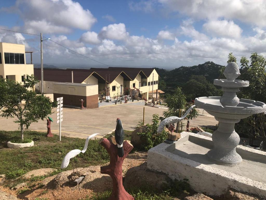 Encanto dos Pássaros في مونتي داس جاميليراس: تمثال للطيور بجانب نافورة