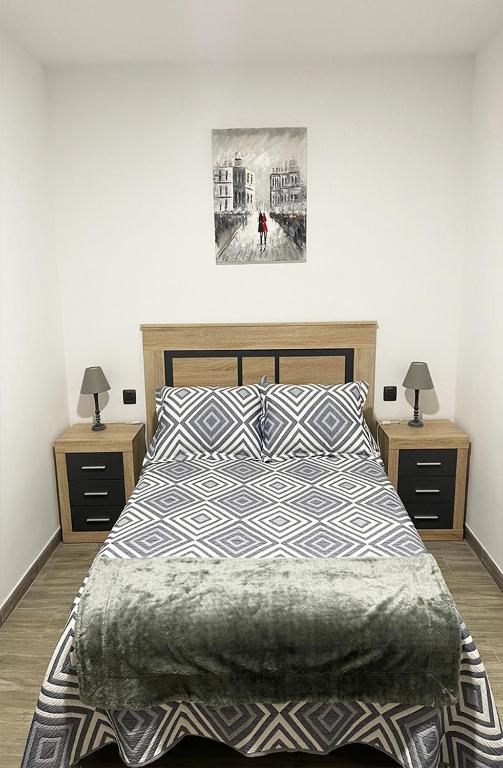 a bedroom with a large bed with two night stands at Casa Filo, maravilloso apartamento en Morro Jable in Morro del Jable