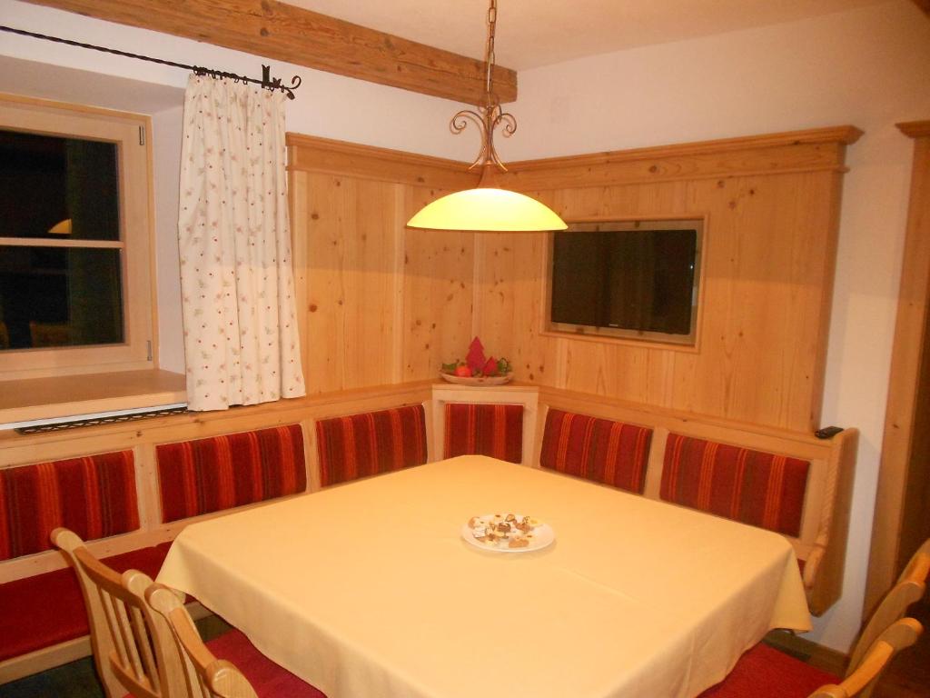 Televízia a/alebo spoločenská miestnosť v ubytovaní Hainzbauer
