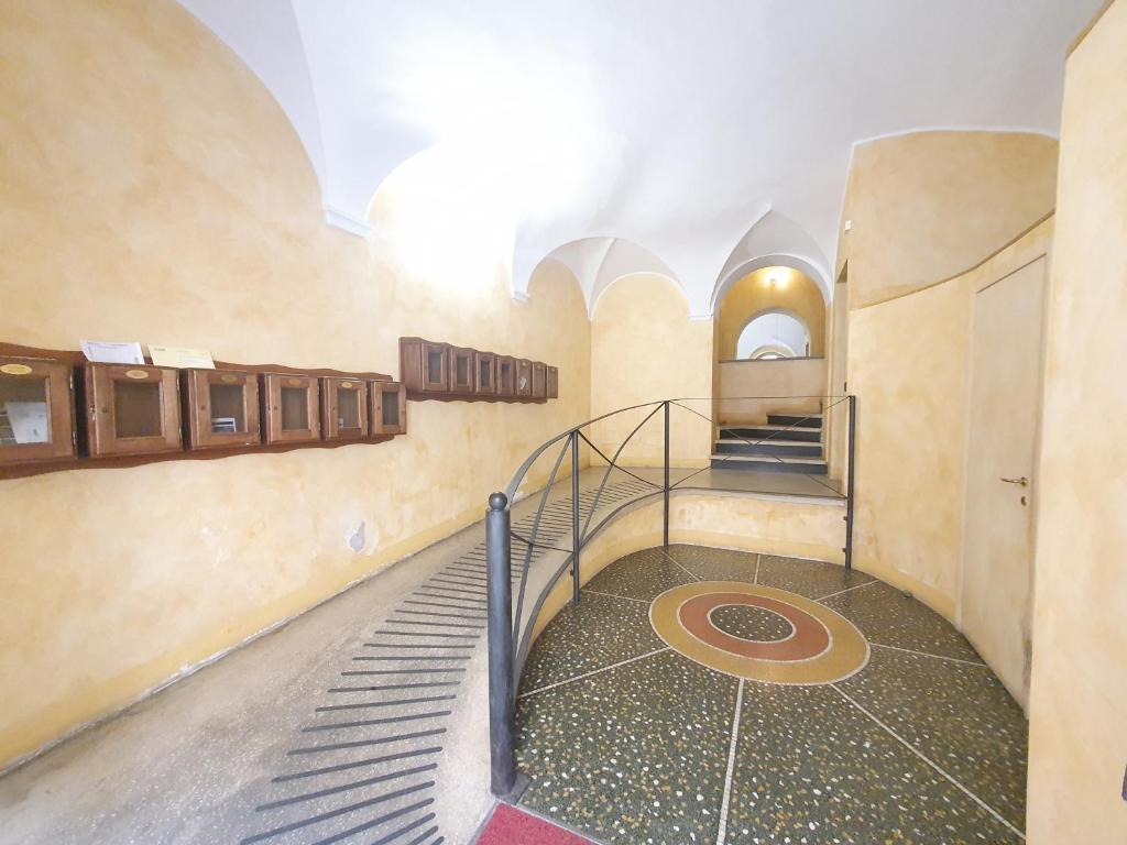 a staircase in a building with a stair case at Mini Suite Trevigi in Casale Monferrato