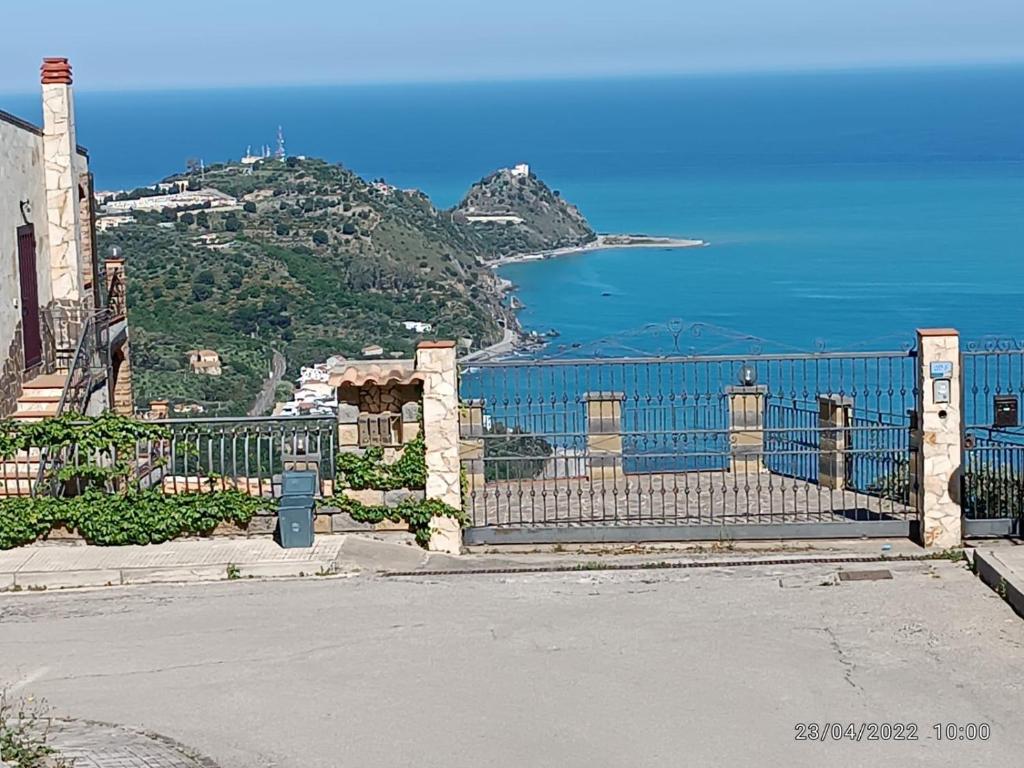 een poort met uitzicht op de oceaan bij Tra cielo e mare in Capo dʼOrlando