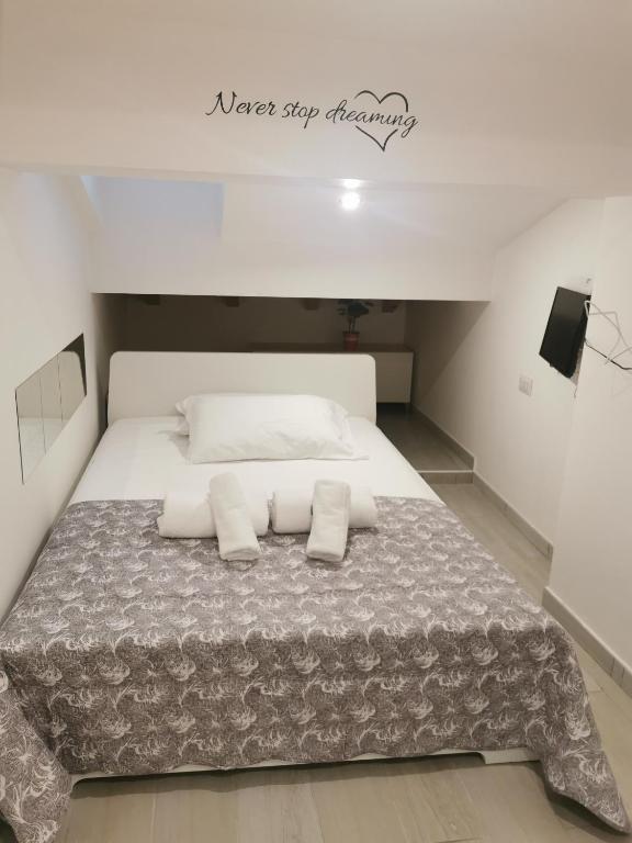 A bed or beds in a room at Alle Mansarde